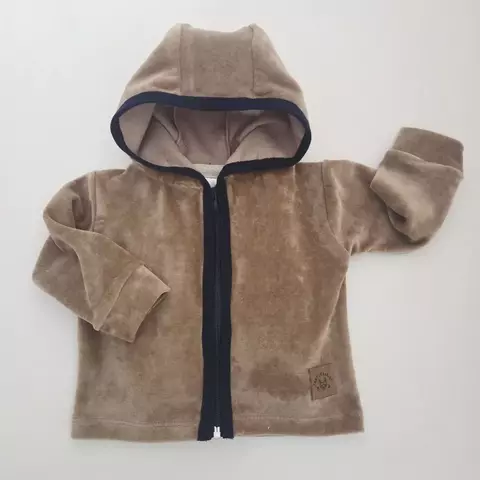 Campera con capucha plush avellana