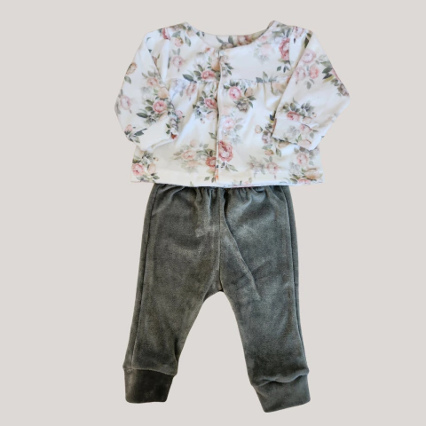 Conjunto plush flores, campera + pantalón